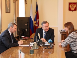 Сегодня глава региона встретился с членом олимпийской сборной команды Российской Федерации по лыжным гонкам Ольгой Кузюковой