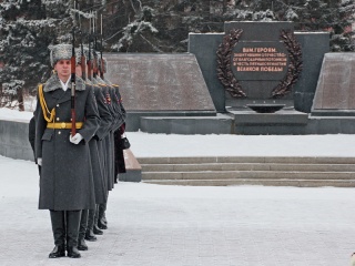 70-ю годовщину снятия блокады Ленинграда в столице Алтайского края отметили возложением цветов к Мемориалу Славы
