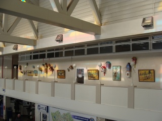 Весенняя выставка поднимает настроение посетителям Барнаульского автовокзала