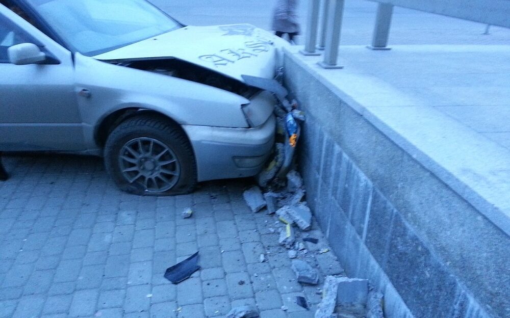 Лихая автоледи на иномарке протаранила здание Молодежного театра Алтая