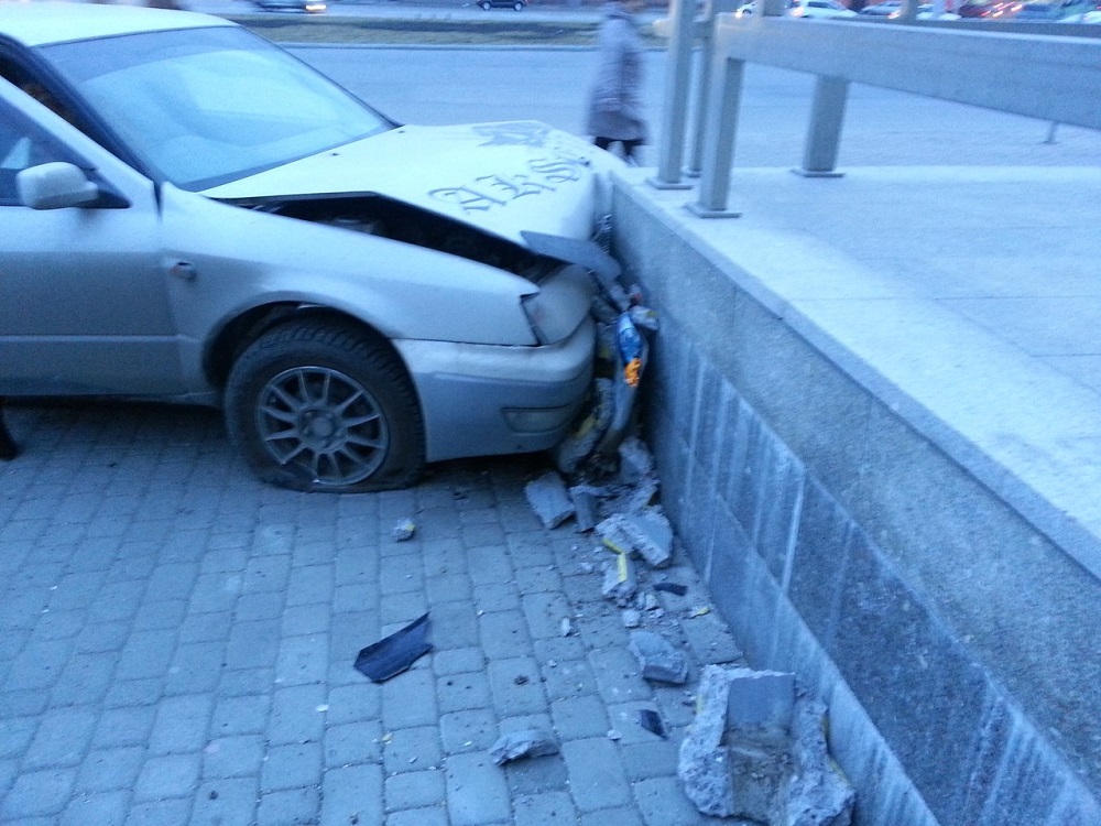 Лихая автоледи на иномарке протаранила здание Молодежного театра Алтая