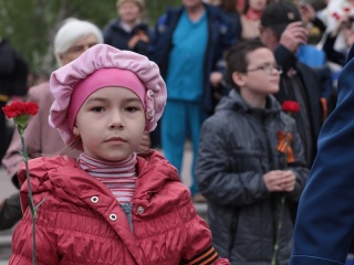 С возложения цветов к Вечному огню в столице Алтайского края началось празднование Дня Великой Победы
