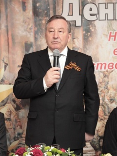 Губернатор Александр Карлин: «У тех, кто пытается расколоть наше общество, ничего не получится, потому что ваш великий Подвиг не забыт»