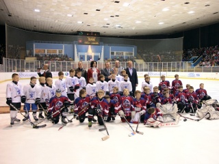 Губернатор Александр Карлин дал старт хоккейному товарищескому матчу детских команд Барнаула и Севастополя