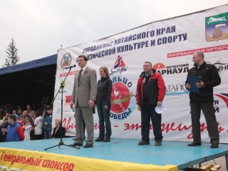 Около 5 тысяч барнаульцев и гостей столицы Алтайского края приняли участие в традиционном легкоатлетическом забеге «Кольцо Победы»