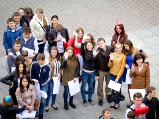 Около 500 человек присоединились к флеш-мобу в поддержку краевого фестиваля напитков «АлтайФест»