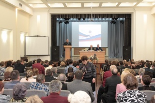 Губернатор Александр Карлин вручил жителям Смоленского района награды Алтайского края