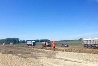 На границе Мамонтовского и Ребрихинского районов Алтайского края идет капитальный ремонт дороги