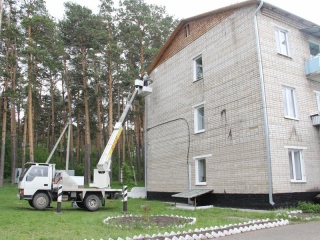 Благотворительный проект телеканала «Катунь 24»: На фасаде реабилитационного центра «Журавлики» художники нарисовали белых птиц