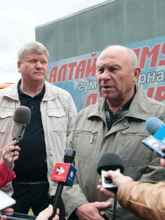 Свыше 13 тонн муки и газель с подушками: в Алтайский край прибыли 4 контейнера с гуманитарной помощью из Республики Казахстан