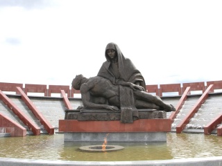 На могилу всемирно известного конструктора Михаила Калашникова поместили капсулу с землей из Курьинского района Алтайского края