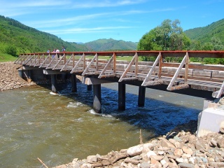 Студенческие стройотряды работают на восстановлении разрушенных наводнением дорог в Чарышском районе Алтайского края