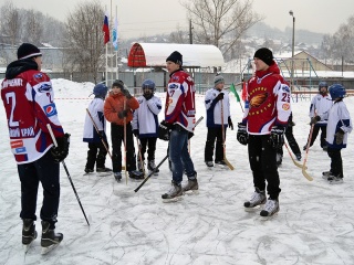 Хоккеисты из «Алтая» и «Алтайских Беркутов» проводят мастер-классы в детских домах и школах-интернатах