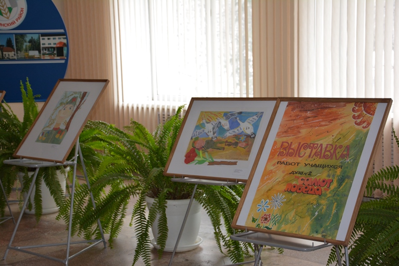 В администрации Ленинского района начала работу передвижная выставка «Салют, Победа»