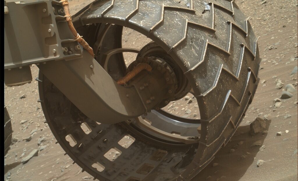 В колесе марсохода «Кьюриосити» застрял камень