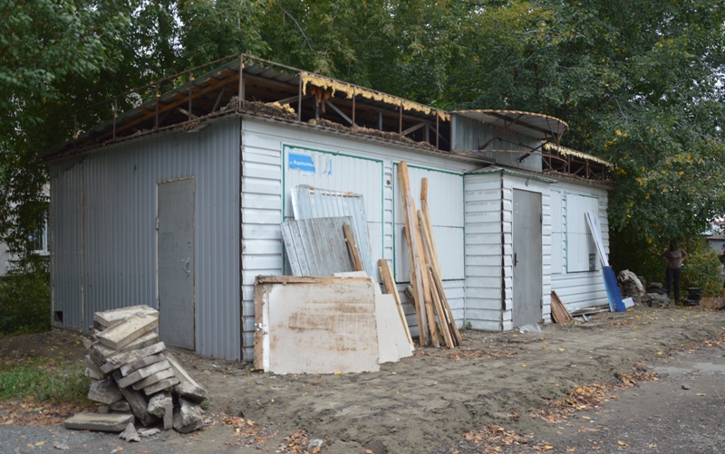 В Октябрьском районе продолжается снос незаконных павильонов и киосков