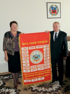 В Алтайский государственный краеведческий музей передан Памятный вымпел Российской Ассоциации героев