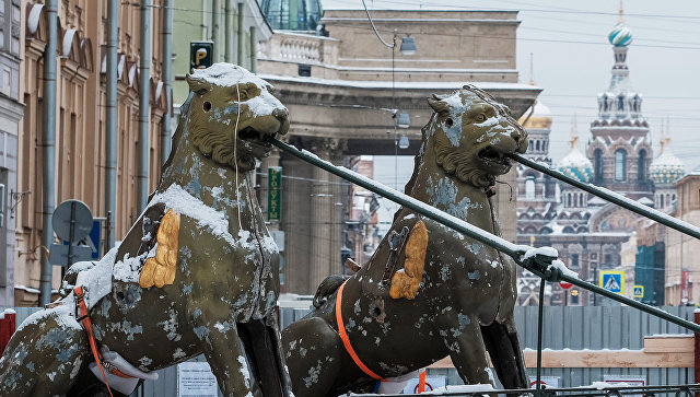 В скульптурах крылатых львов в Петербурге нашли монеты и записки