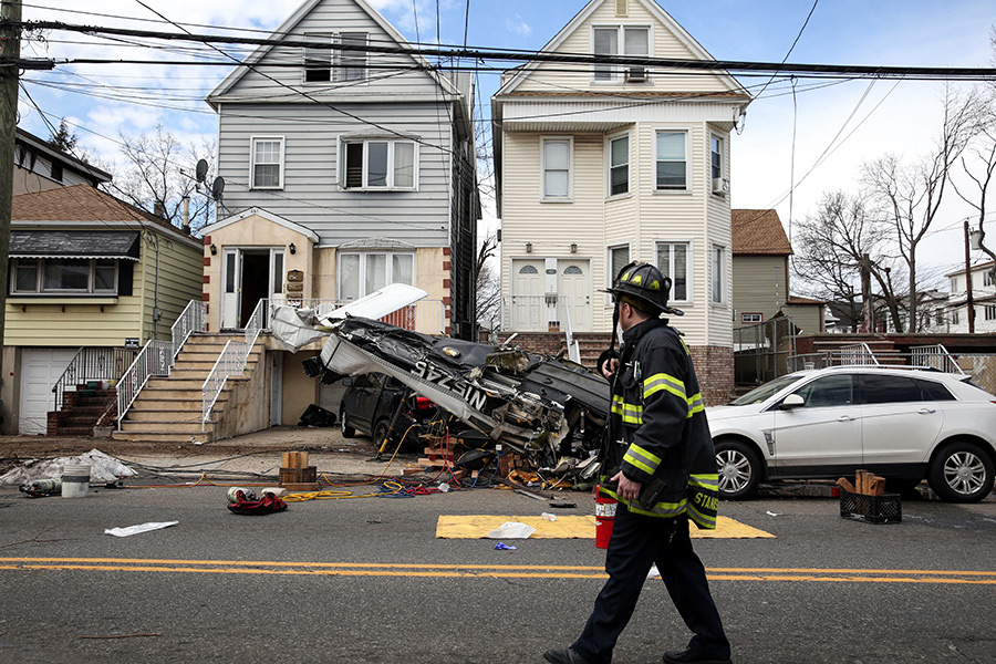 Частный самолет упал на жилой квартал в США