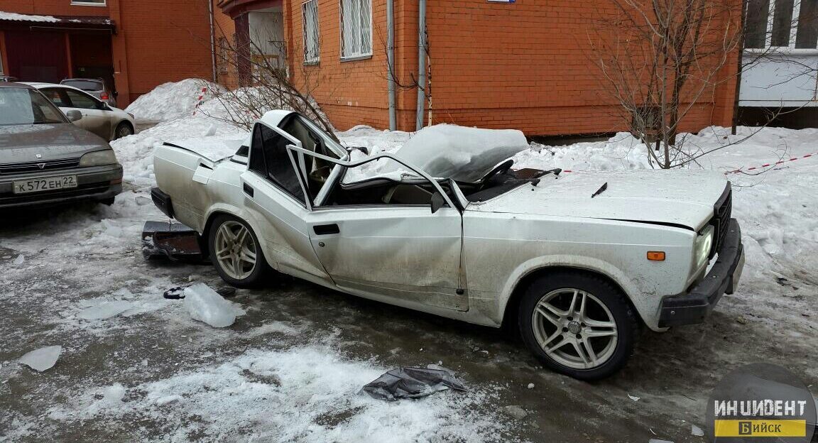 В Бийске глыба льда разломила автомобиль пополам