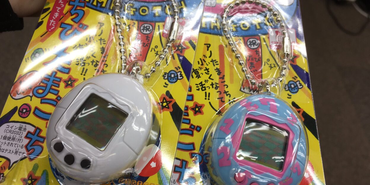 Создатели перевыпустили легендарную игрушку "Тамагочи"