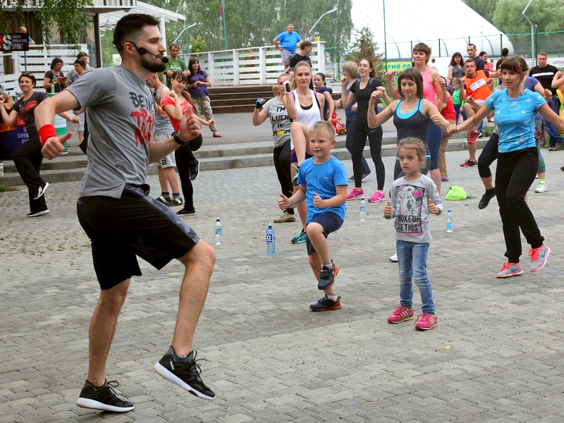 Сотни барнаульцев участвуют в бесплатных массовых тренировках в Парке спорта