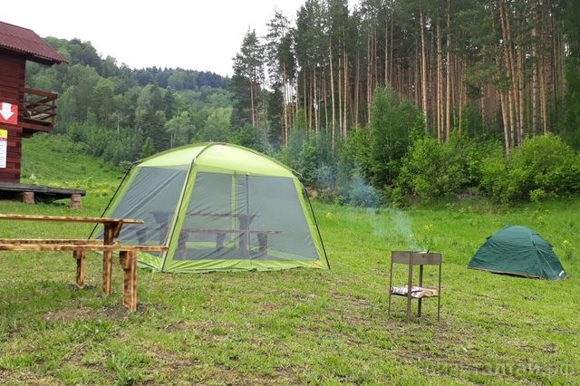Кемпинг у канатной дороги снабдит туристов всем необходимым: от палаток и снаряжения до дров, посуды и мангала