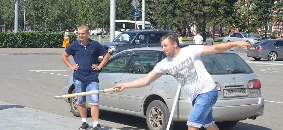 В центре Барнаула молодежь соревновалась в городошном спорте
