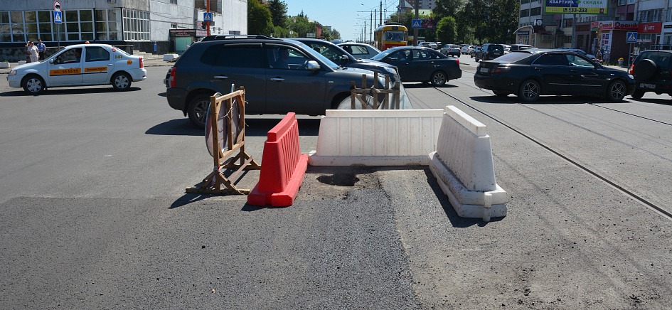 Провалившийся асфальт на Красноармейском восстановят в ближайшее время