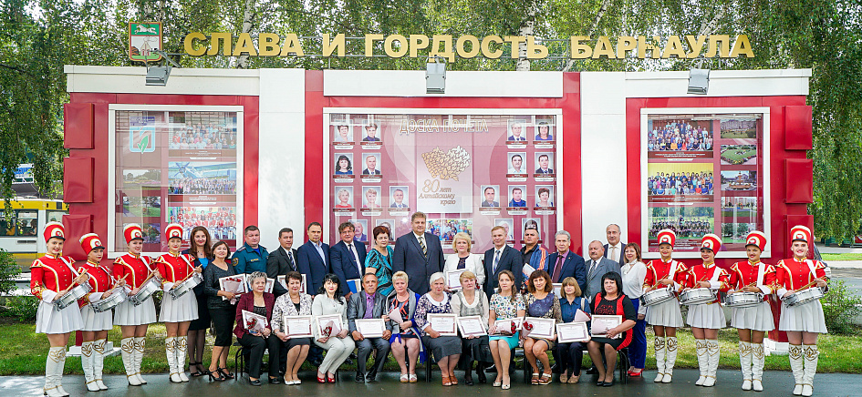 Ко Дню города и 80-летию Алтайского края в Индустриальном районе открылась обновленная Доска почёта