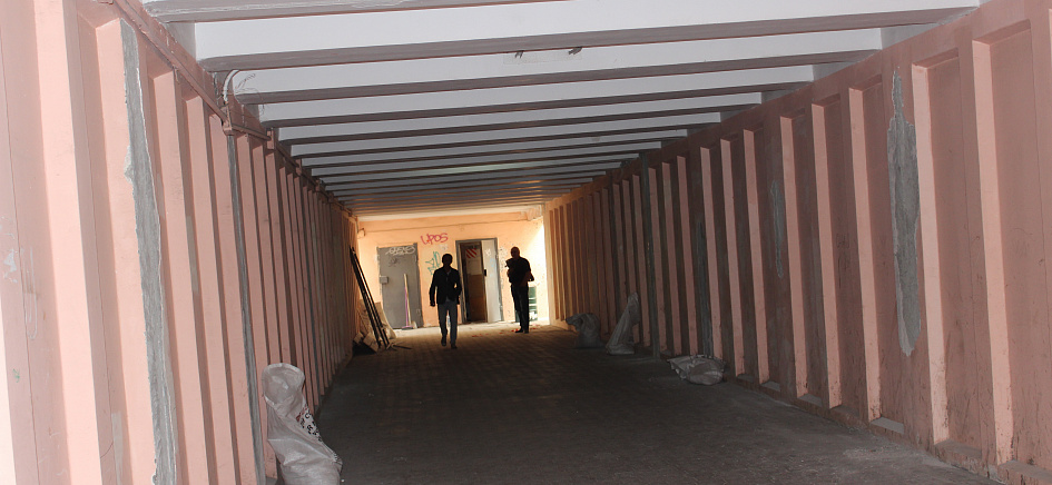 В Барнауле ремонтируют подземный пешеходный переход на остановке «Мастерские»