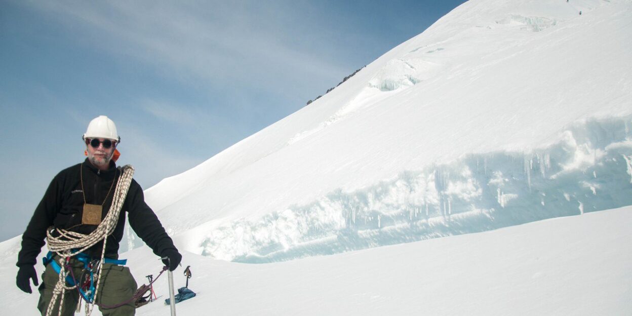 В Горном Алтае на вершине самой высокой горы Сибири установили икону