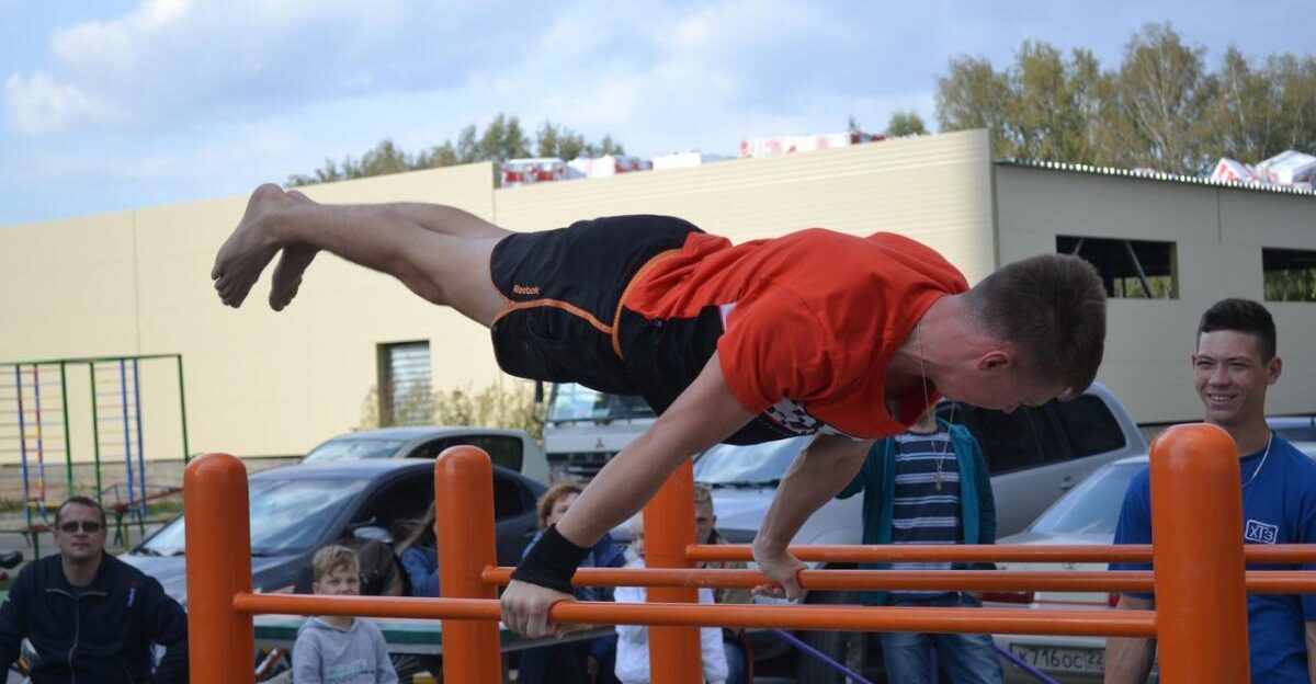 В спальном районе Барнаула открыли крупную площадку для занятий воркаутом