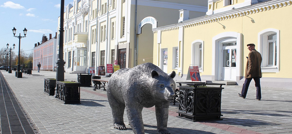 Улицу Мало-Тобольскую украсила скульптура медведя