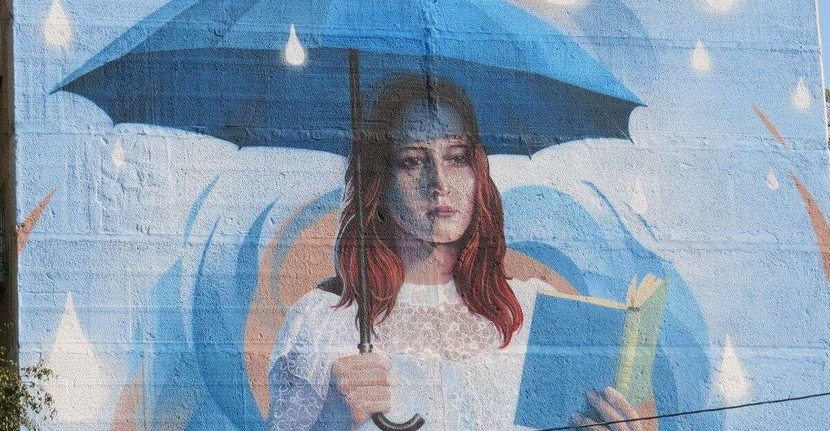 Барнаулец нарисовал на стене дома девушку, читающую Пастернака