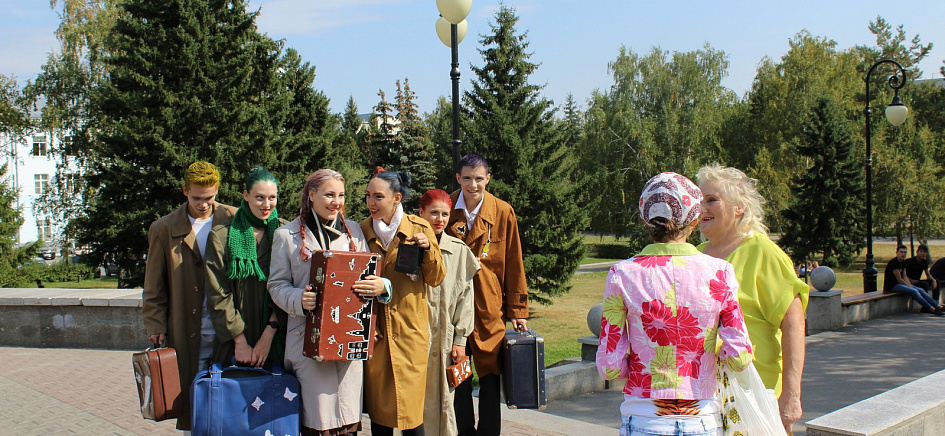 Театр «Сказка» перед открытием сезона устраивает уличные перформансы