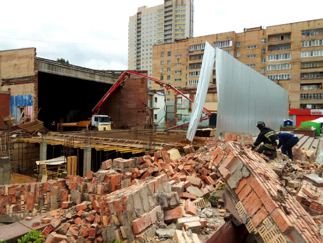 Стена старого кинотеатра в Балашихе обрушилась на торговые ряды. Несколько человек попали в больницу