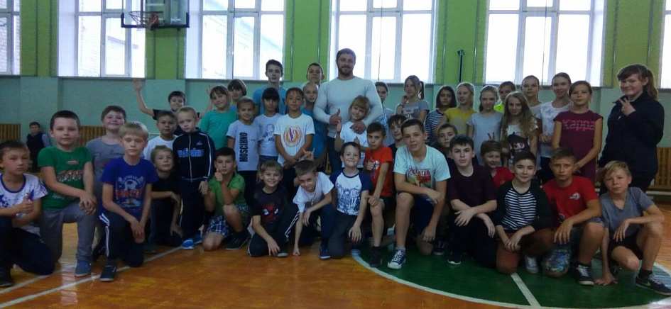 360 школьников поучаствовали в «зарядке с чемпионом»