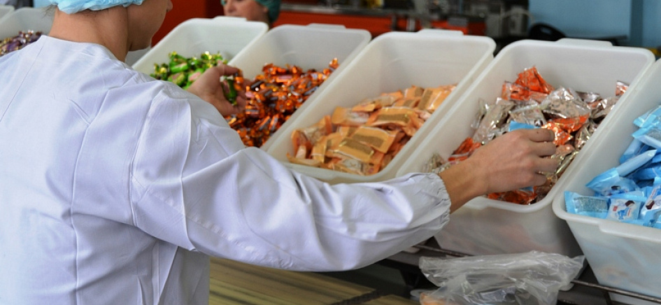 В составе новогодних Губернаторских подарков для школьников – конфеты, разработанные специально для детей