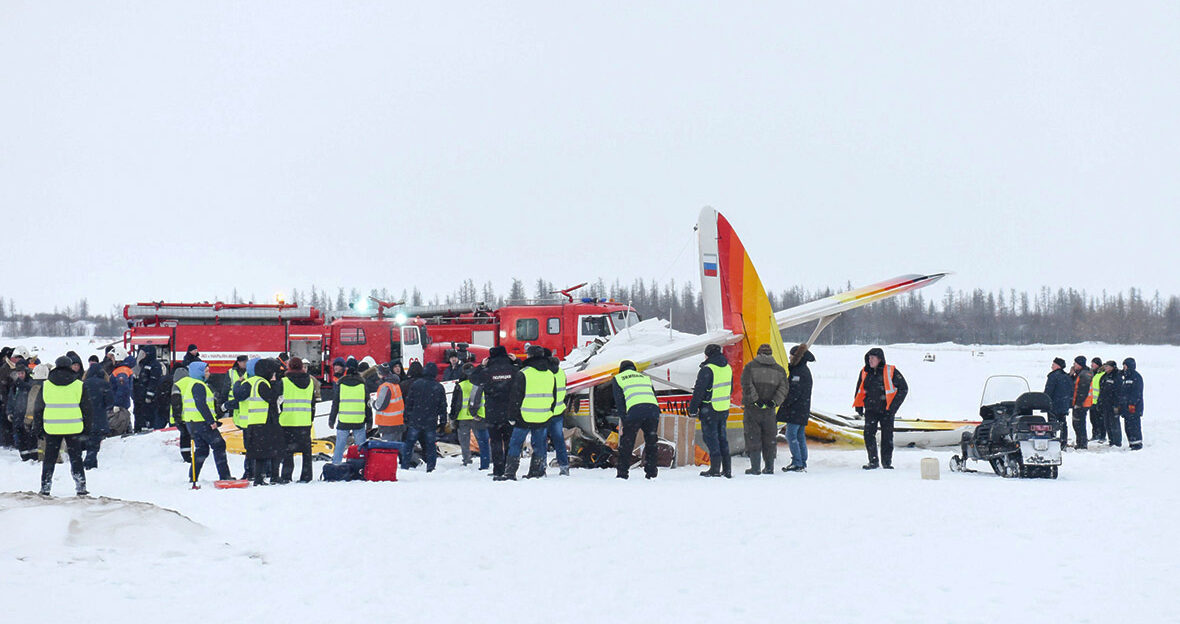 Два человека погибли при падении самолета в аэропорту Нарьян-Мара
