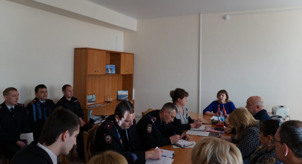 Больше молодых кадров и совместных рейдов: дружинники и полицейские обсудили работу в пригороде