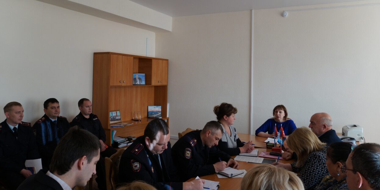 Больше молодых кадров и совместных рейдов: дружинники и полицейские обсудили работу в пригороде