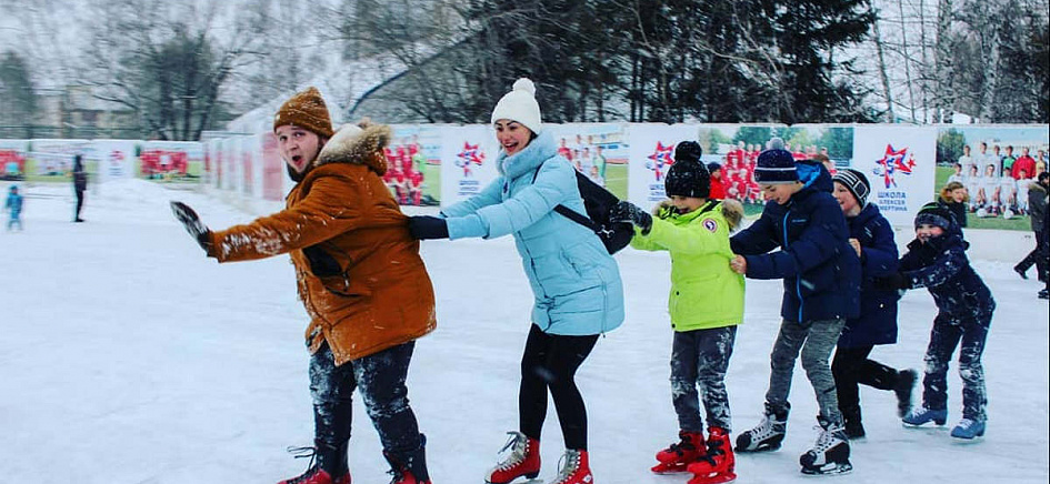 Массовый мастер-класс по украшению елки пройдет на катке в парке спорта