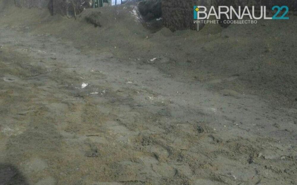 Тротуар в центре Барнаула обильно посыпали песком – горожане жалуются