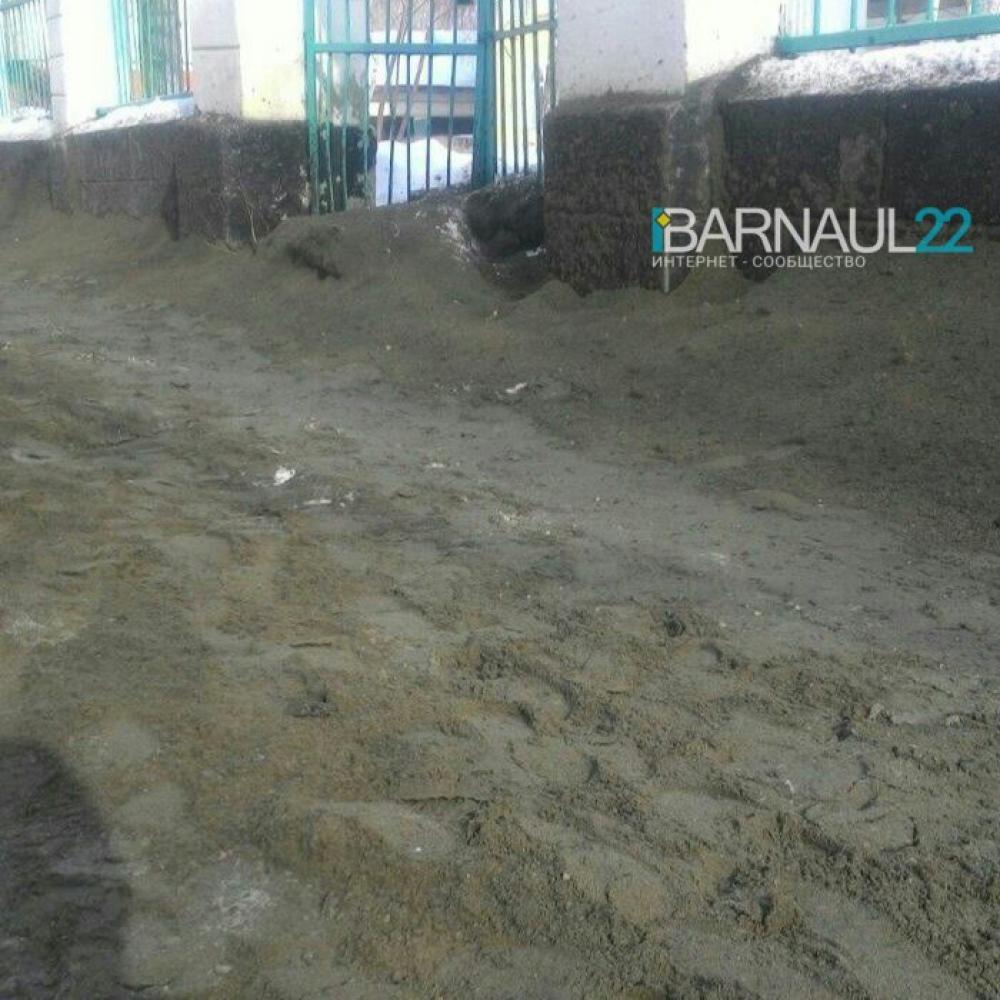 Тротуар в центре Барнаула обильно посыпали песком – горожане жалуются