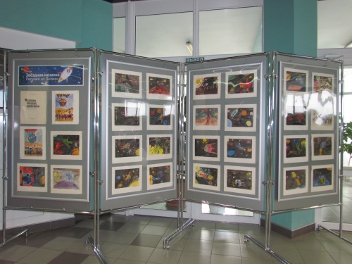 В Алтайском государственном мемориальном музее Германа Титова начала работу выставка «Звездная мозаика. Рисунки из Латвии»