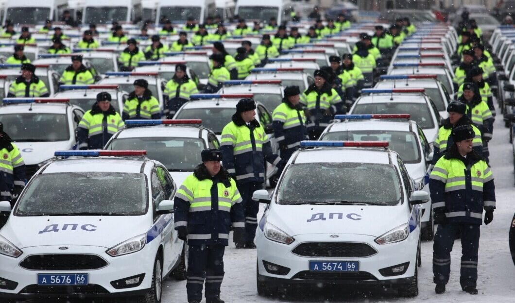 Перед выборами полицейским Екатеринбурга выдали новые автозаки и служебные автомобили. Для общего фото 240 машин перекрыли главную парковку города