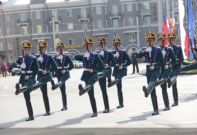 В Алтайском крае будут поощрять военнослужащих, призванных на службу в Президентский полк, и их родителей