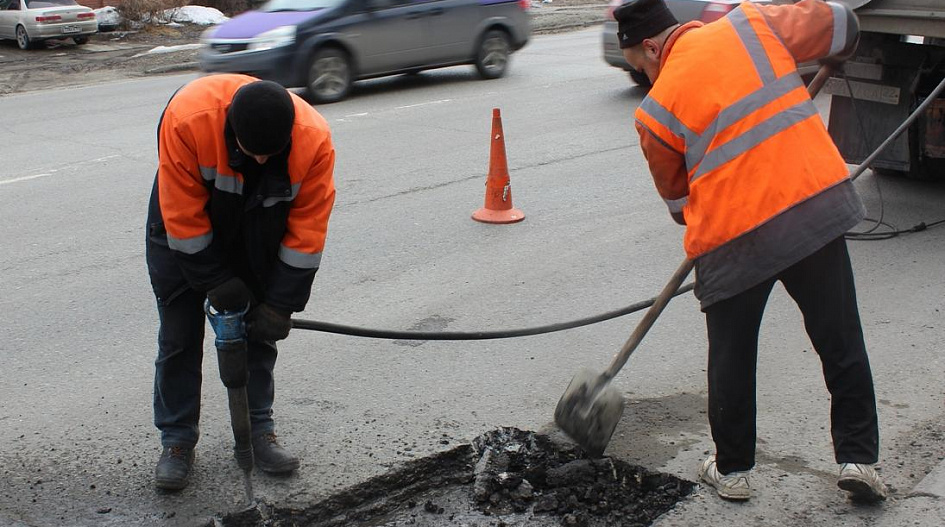 Змеиногорский тракт в Барнауле ремонтируют с применением холодного асфальта