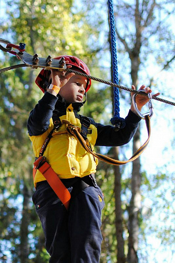 В парке активного отдыха «Экстрим» в Барнауле обновляют страховочную систему